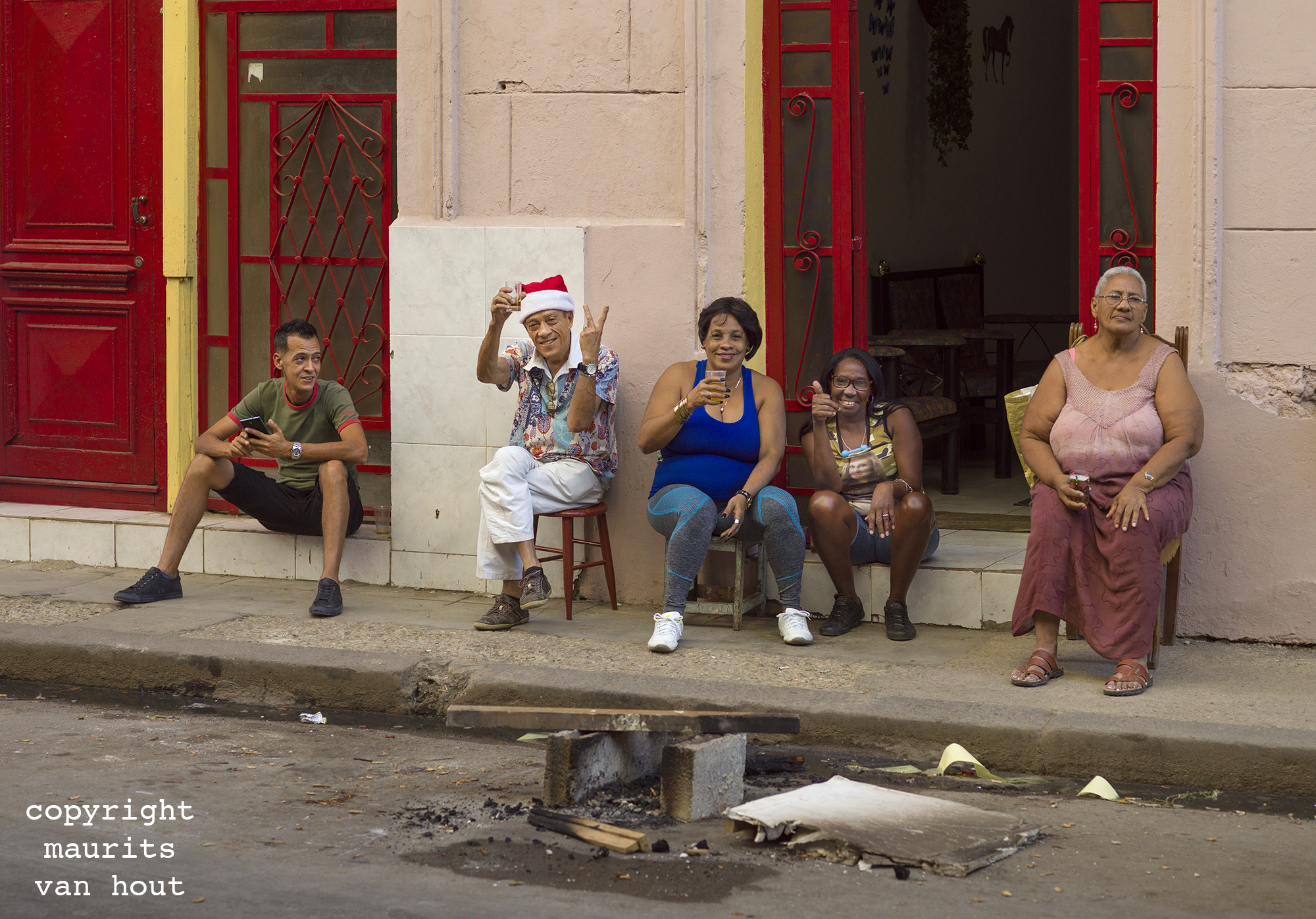 familyportrait of a family celebrating the new year Havana 2018, by Dutch photographer Maurits van Hout